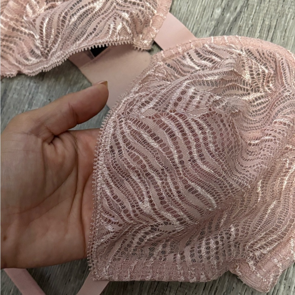 Victoria's Secret Blush Lace Bra - Picture 3 of 4